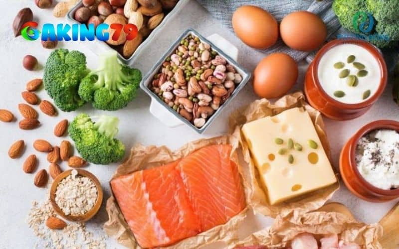 Cung cấp chế độ dinh dưỡng đầy đủ giúp gà nhanh chóng mọc cựa